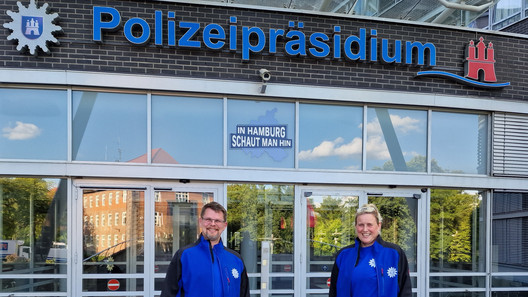 Blick hinter die Kulissen - die Vorsitzenden Astrid Steffen, DPolG S-H, und Ronald Müller, DPolG M-V, in der Einsatzzentrale UEFA-Euro 2024 in Hamburg