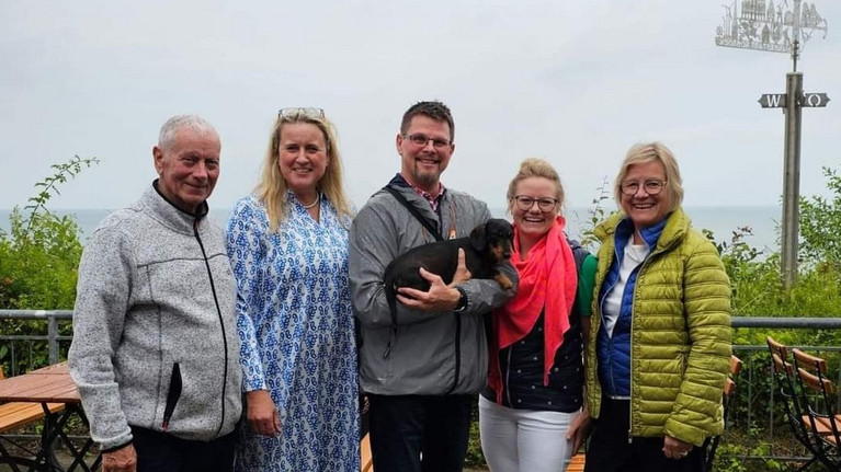 Erholung an der Waterkant: Familie Jochem, Gründer der DPolG Stiftung, treffen im Urlaub mit Astrid Steffen und Ronald Müller zusammen.